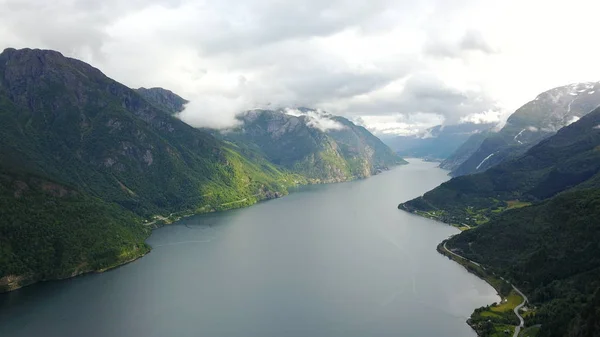 Blick von der Drohne auf Fjord und Wasser in Norwegen — Stockfoto