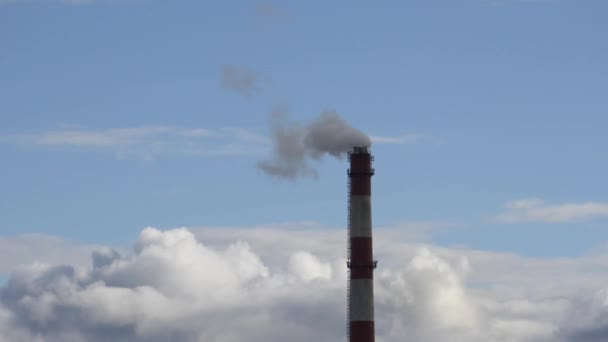 Движущиеся облака Труба электростанции с дымом Латвия 4K — стоковое видео