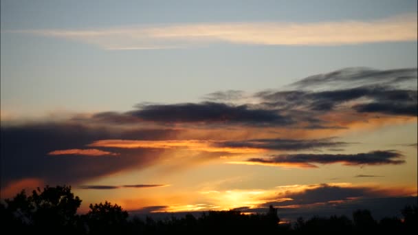 Salida del sol Time Lapse Cielo y nubes móviles Letonia 4K — Vídeos de Stock