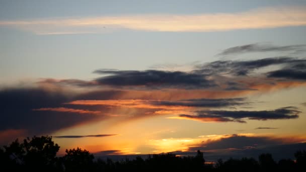 일출 시간 경과 하늘과 움직이는 구름 라트비아 4 k — 비디오