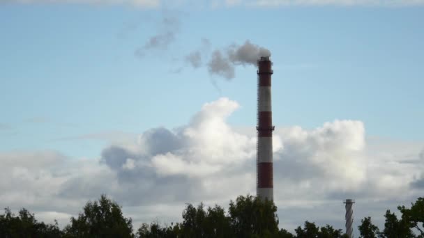 移动的云彩发电站管子与烟拉脱维亚4k — 图库视频影像