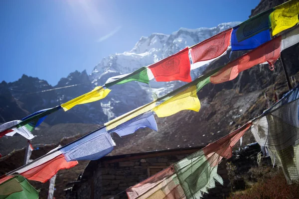 Bandiere di preghiera sulle montagne dell'Himalaya, regione dell'Annapurna, Nepal — Foto Stock