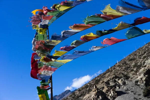 हिमालया पर्वत, अन्नपूर्णा प्रदेश, नेपाळ मध्ये प्रार्थना ध्वज — स्टॉक फोटो, इमेज