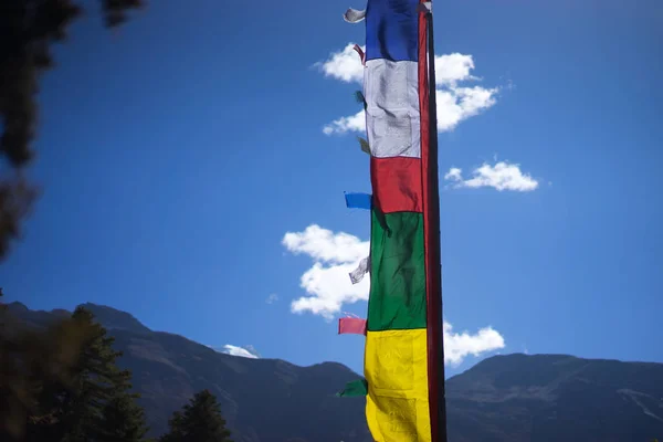 Bandiere di preghiera sulle montagne dell'Himalaya, regione dell'Annapurna, Nepal — Foto Stock