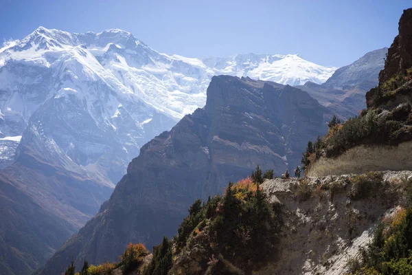 Pico Annapurna y paso en las montañas del Himalaya, región de Annapurna, Nepal —  Fotos de Stock