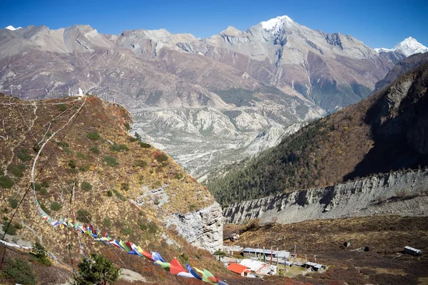 ネパールのアナプルナ地方ヒマラヤ山脈での祈りの旗 — ストック写真