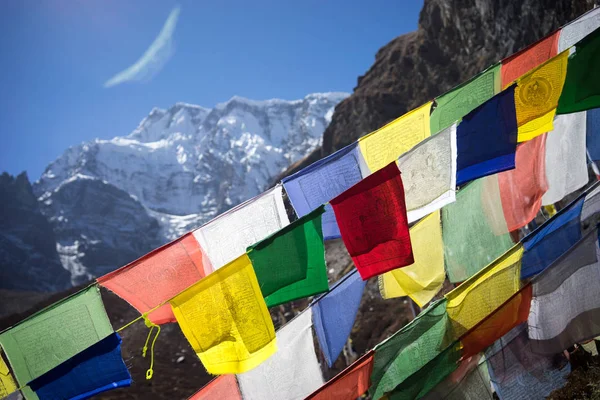 Bandiere di preghiera sulle montagne dell'Himalaya, regione dell'Annapurna, Nepal — Foto Stock