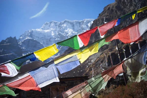 Prayer flags in the Himalaya mountains, Annapurna region, Nepal — Stock Photo, Image