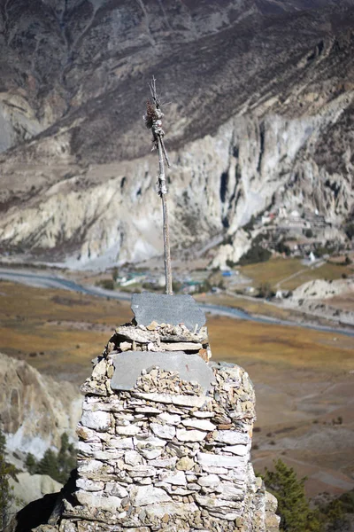 Gompa bouddhiste et drapeaux de prière dans les montagnes de l'Himalaya, région de l'Annapurna, Népal — Photo