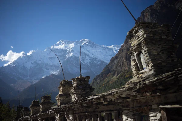 ヒマラヤ山脈、ネパール、アンナプルナ地域の仏教ゴンパと祈りのフラグ — ストック写真