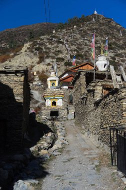 Budist gompa ve dua bayrakları Himalaya dağlarında Annapurna bölge, Nepal