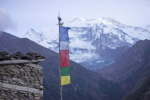 Himalaya dağlarında Budist gompa ve dua bayrakları, Nepal