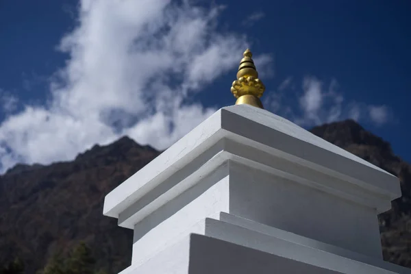 Gompa budista e bandeiras de oração nas montanhas do Himalaia, região de Annapurna, Nepal — Fotografia de Stock