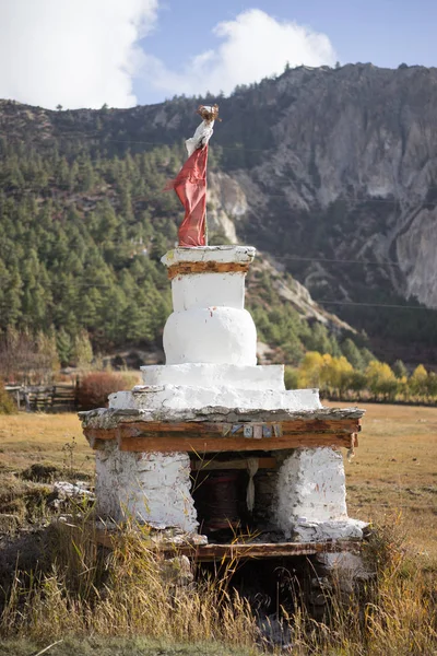 Gompa budista e bandeiras de oração nas montanhas do Himalaia, região de Annapurna, Nepal — Fotografia de Stock