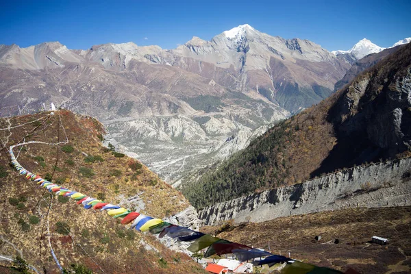 Banderas de oración en las montañas del Himalaya, región de Annapurna, Nepal — Foto de Stock