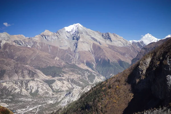 Banderas de oración en las montañas del Himalaya, región de Annapurna, Nepal — Foto de Stock