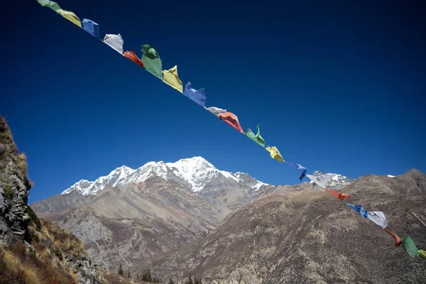 Modlitební vlajky v pohoří Himalája, Annapurna, Nepál — Stock fotografie