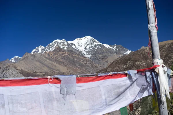 Flagi modlitewne w Himalajach, region Annapurna, Nepal — Zdjęcie stockowe