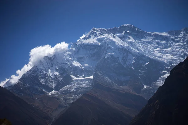 Pico Annapurna y paso en las montañas del Himalaya, región de Annapurna, Nepal — Foto de Stock