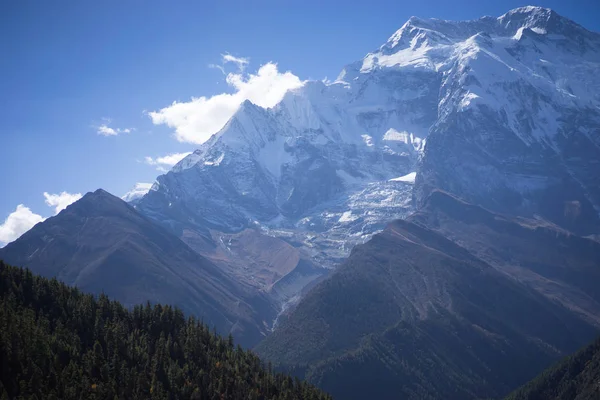 Pico Annapurna y paso en las montañas del Himalaya, región de Annapurna, Nepal —  Fotos de Stock