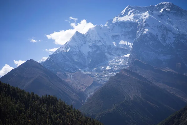 Annapurna Pic et col dans les montagnes de l'Himalaya, région de l'Annapurna, Népal — Photo