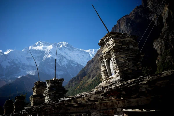 ヒマラヤ山脈、ネパール、アンナプルナ地域の仏教ゴンパと祈りのフラグ — ストック写真