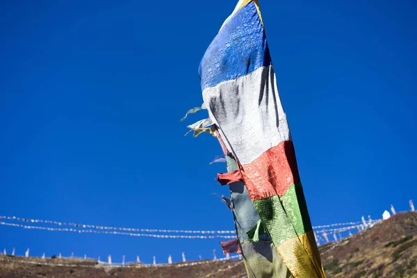 Banderas de oración en las montañas del Himalaya, región de Annapurna, Nepal — Foto de Stock