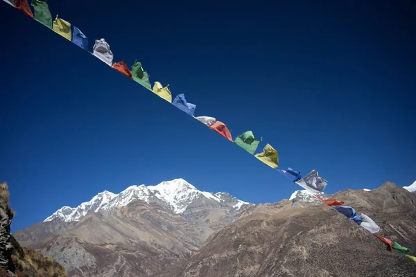 Bandiere di preghiera sulle montagne dell'Himalaya, regione dell'Annapurna, Nepal — Foto Stock