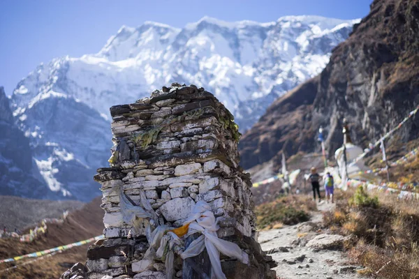 Budist gompa ve dua bayrakları Himalaya aralığında, Annapurna bölge, Nepal