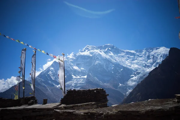 Buddyjskie flagi gompy i modlitwy w zakresie Himalaya, Annapurna regionu, Nepal — Zdjęcie stockowe