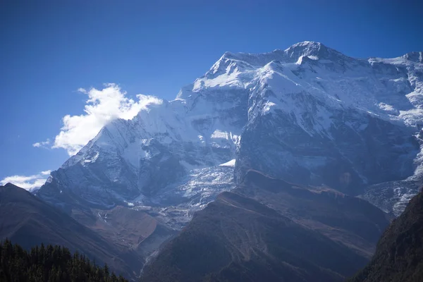 Pico Annapurna y paso en las montañas del Himalaya, región de Annapurna, Nepal — Foto de Stock