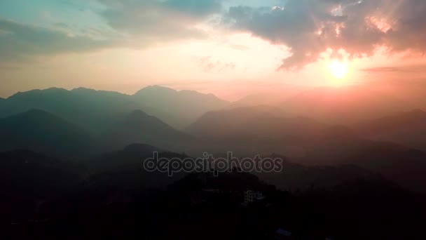 Solnedgången över dal i bergskedjan Himalaya, Nepal — Stockvideo
