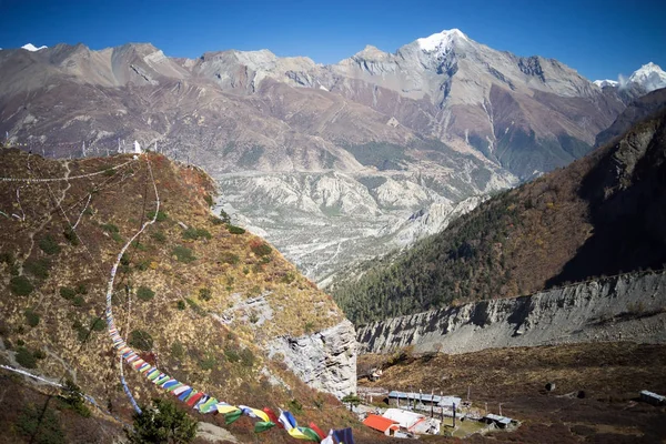 Pisang szczyt i lasu w Himalajach, Annapuna region, Nepal — Zdjęcie stockowe