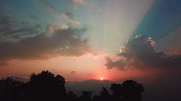 Zonsondergang boven de vallei in de bergen van de Himalaya, Nepal — Stockvideo