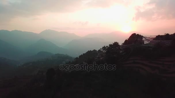 Sonnenuntergang über dem Tal im Himalaya-Gebirge, Nepal — Stockvideo