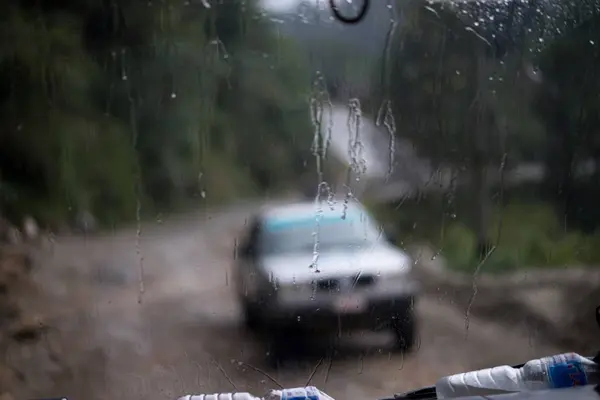 Upuść niewyraźne sceny uliczne przez okna samochodu z deszczem w Nepalu — Zdjęcie stockowe