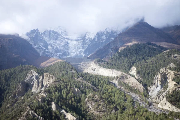 Údolí v pohoří Himálaj, Nepál — Stock fotografie