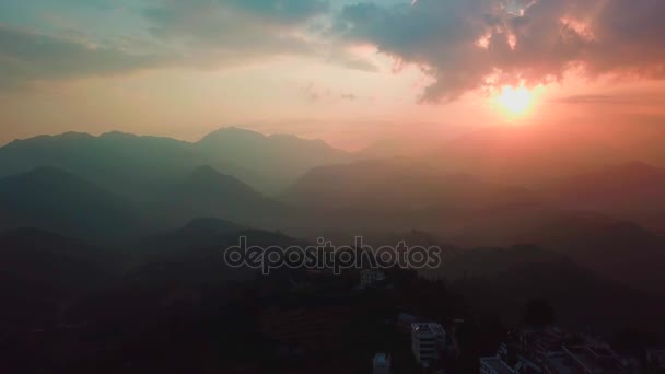 Západ slunce nad údolím v pohoří Himálaj, Nepál — Stock video