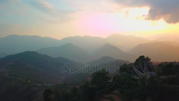 Západ slunce nad údolím v pohoří Himálaj, Nepál — Stock video