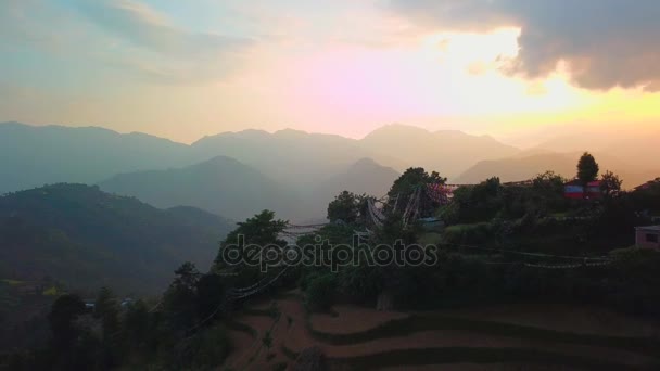 Puesta de sol sobre el valle en las montañas del Himalaya, Nepal — Vídeo de stock