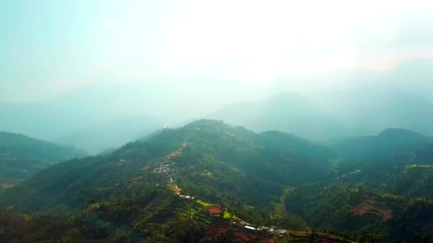 Puesta de sol sobre el valle en las montañas del Himalaya, Nepal — Vídeos de Stock