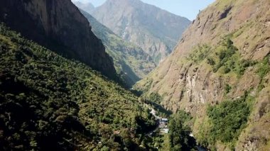 Şelale Himalayalar dron görünümünden hava dan Nepal aralığı