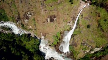 Şelale Himalayalar dron görünümünden hava dan Nepal aralığı