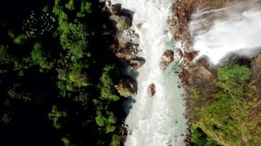 Şelale Himalayalar dron görünümünden hava dan Nepal aralığı