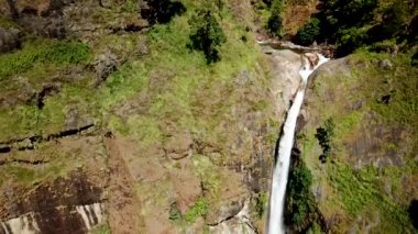 Şelale Himalayalar dron görünümünden hava dan Nepal aralığı
