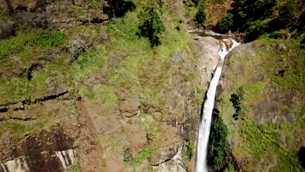 Wasserfall im Himalaya: Nepal aus der Luft von Drohne aus gesehen — Stockvideo