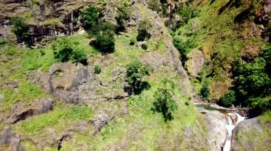 Şelale Himalayalar dron görünümünden hava dan Nepal aralığı