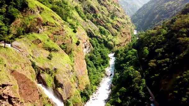 Cascada en el Himalaya rango Nepal desde la vista aérea desde el dron — Vídeo de stock