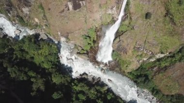 Şelale Himalayalar dron görünümünden hava dan Nepal aralığı