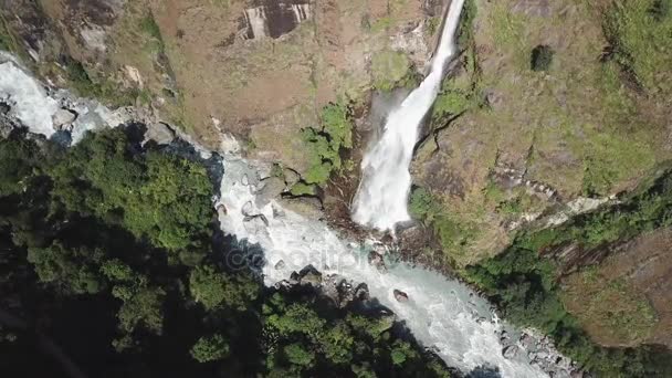 Vattenfall i Himalaya alltifrån luftvy från drone Nepal — Stockvideo